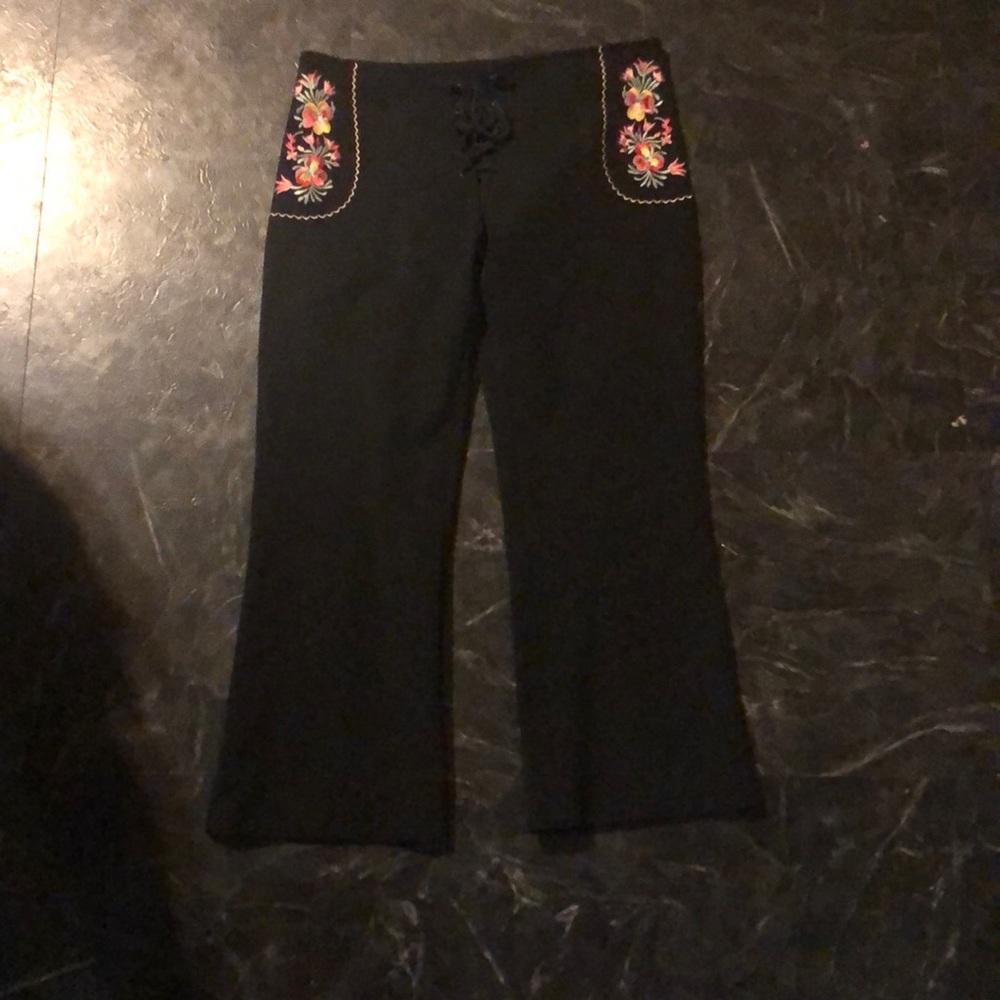 Embroidered Capri pants